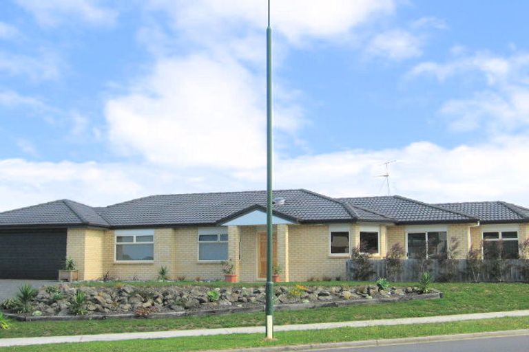 Photo of property in 32 Rising Parade, Fairview Heights, Auckland, 0632