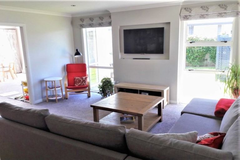Photo of property in 11 Saint Heliers Grove, Fitzherbert, Palmerston North, 4410