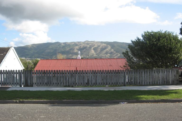 Photo of property in 5 Somerset Place, Cannons Creek, Porirua, 5024