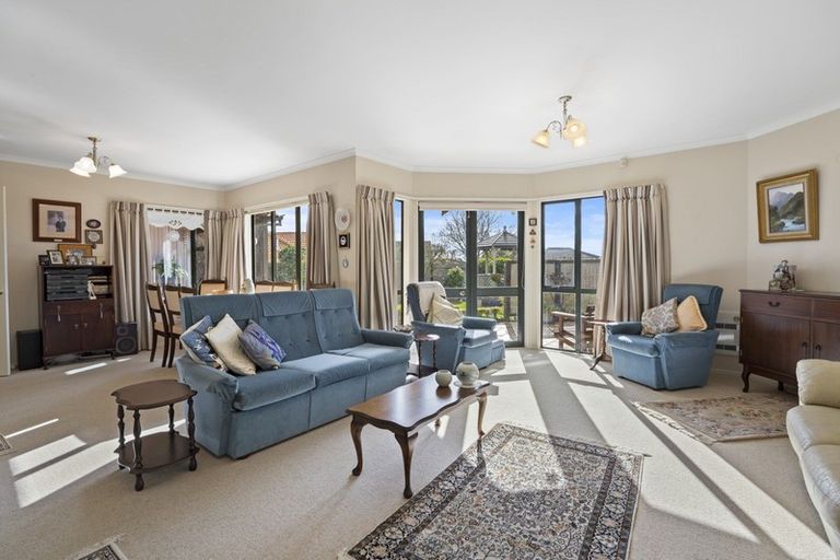 Photo of property in 17 Greenwood Place, Fitzherbert, Palmerston North, 4410