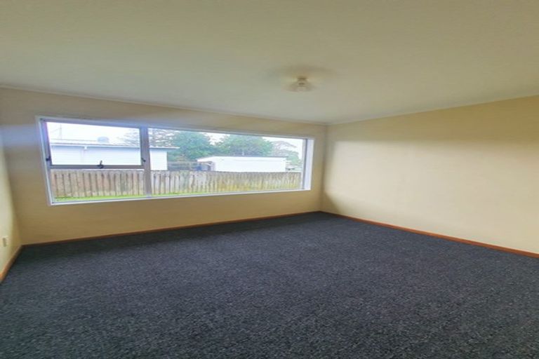 Photo of property in 1/12 Dawnhaven Drive, Te Atatu Peninsula, Auckland, 0610