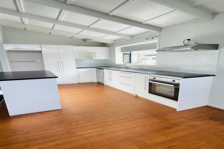 Photo of property in 40 Woodside Road, Massey, Auckland, 0614