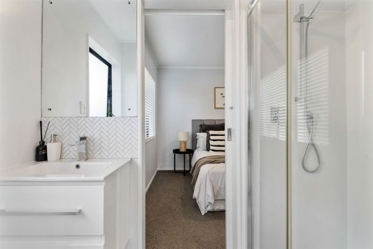 Photo of property in 2/10 Knights Road, Rothesay Bay, Auckland, 0630