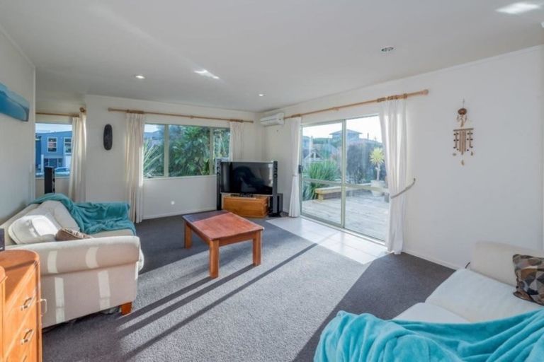 Photo of property in 5 Barrett Drive, Waikanae Beach, Waikanae, 5036