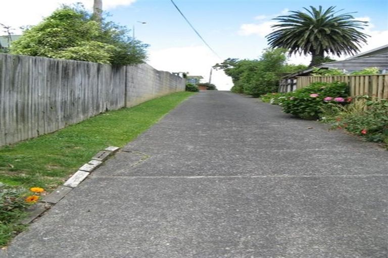 Photo of property in 2/135 Glenfield Road, Hillcrest, Auckland, 0626