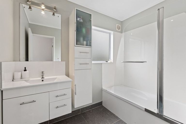 Photo of property in 2/7 Fernlea Rise, Bayview, Auckland, 0629