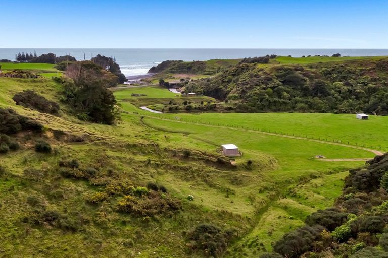 Photo of property in 2 Rapanui Road, Tongaporutu, Urenui, 4378
