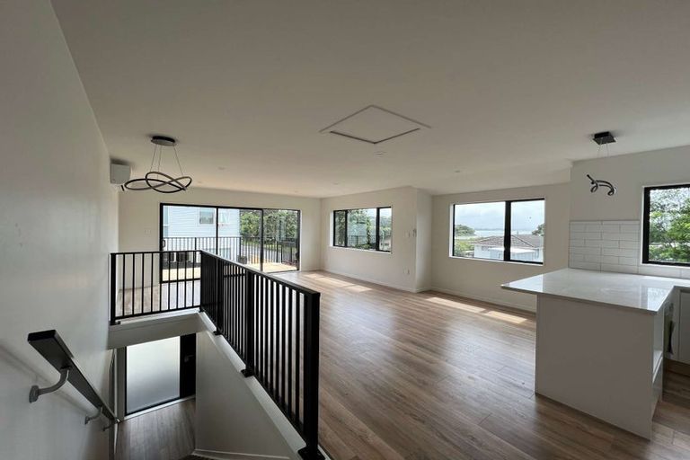 Photo of property in 20a Pipitea Place, Massey, Auckland, 0614