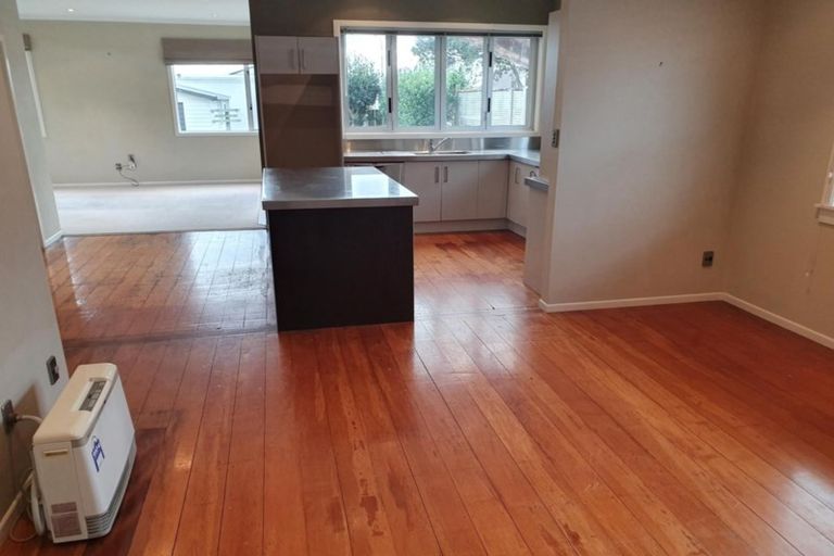 Photo of property in 98 Fulford Street, New Plymouth, 4310