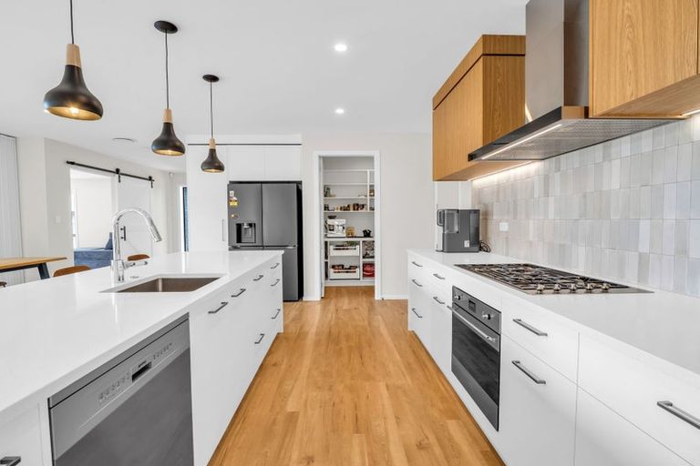 Photo of property in 27 Coutts Way, Fitzherbert, Palmerston North, 4410