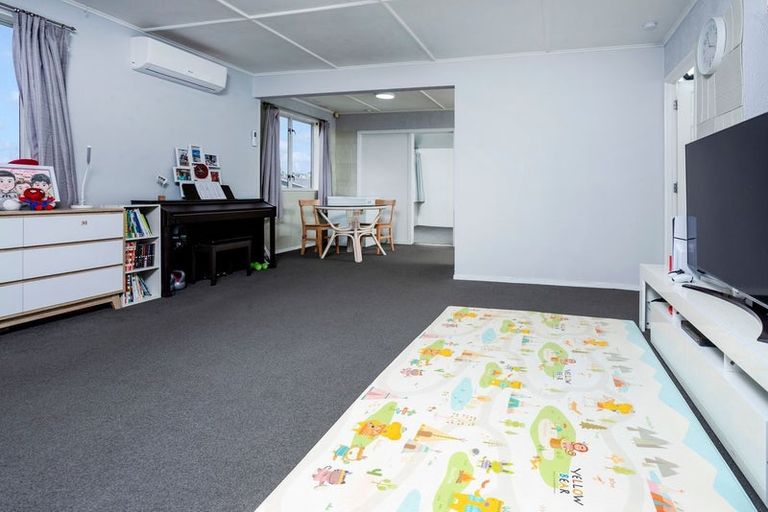 Photo of property in 8 Athena Drive, Totara Vale, Auckland, 0629