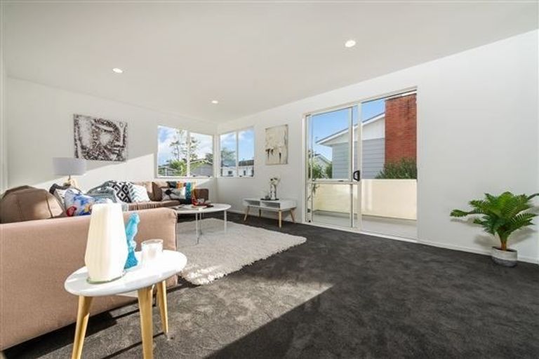 Photo of property in 2/42 Holland Road, Hillcrest, Auckland, 0627