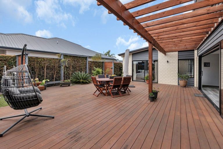 Photo of property in 11 Waitemata Drive, One Tree Point, 0118