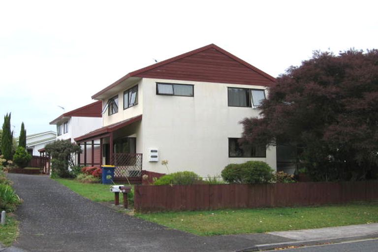 Photo of property in 2/102 Manhattan Heights, Glendene, Auckland, 0602