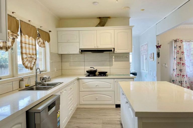 Photo of property in 48 Clevedon Road, Papakura, 2110