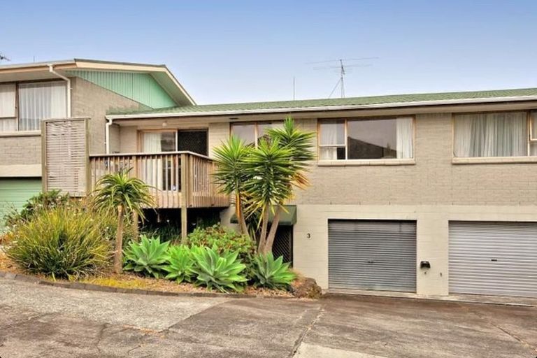 Photo of property in 3/84 Pupuke Road, Hillcrest, Auckland, 0627