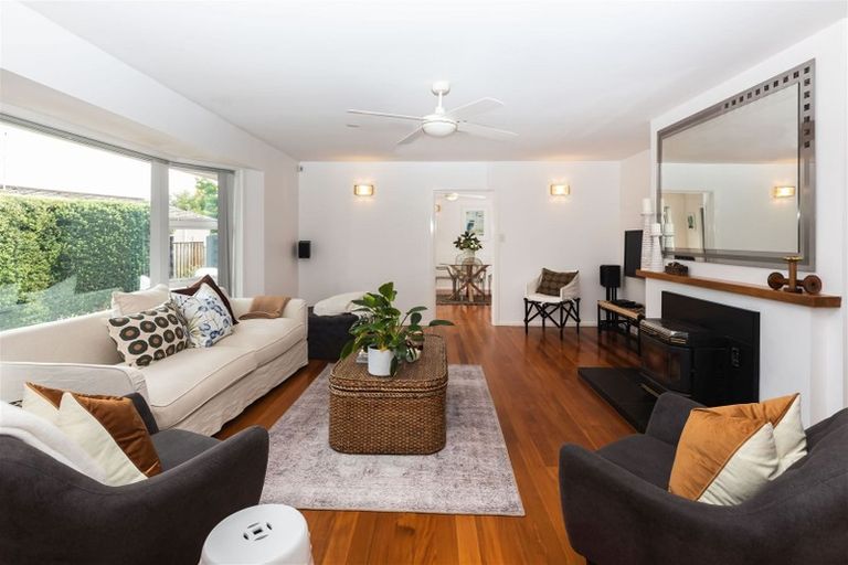 Photo of property in 8 Ladbrokes Place, Fendalton, Christchurch, 8052