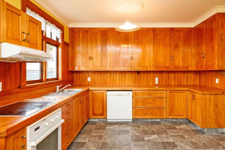 Photo of property in 16 Burns Avenue, Takaro, Palmerston North, 4412