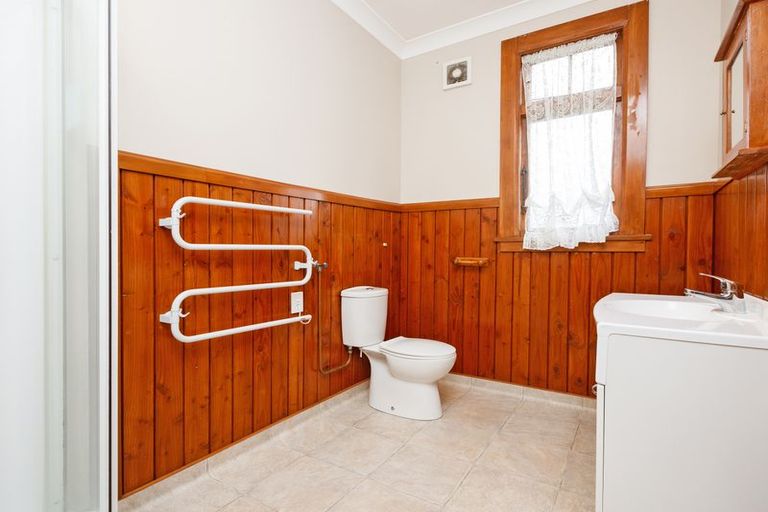 Photo of property in 16 Burns Avenue, Takaro, Palmerston North, 4412