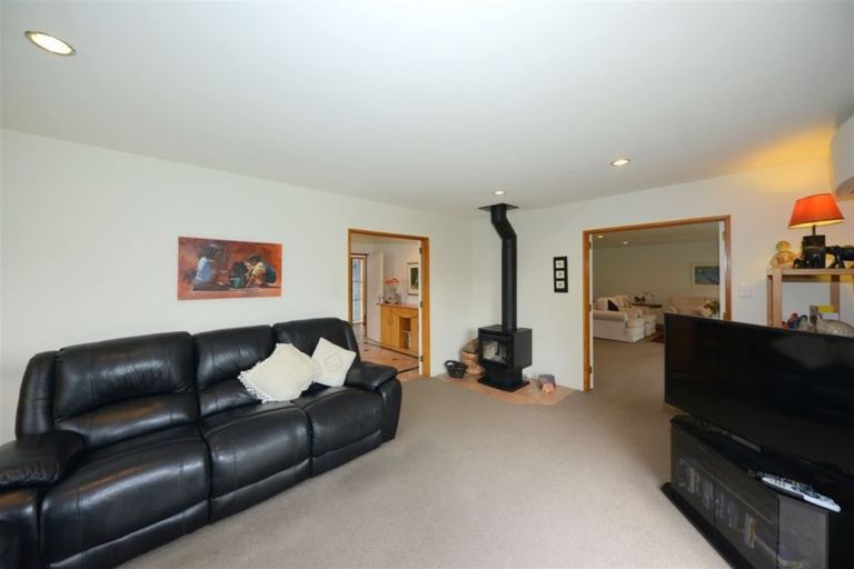 Photo of property in 16 Huntingdon Place, Avonhead, Christchurch, 8042