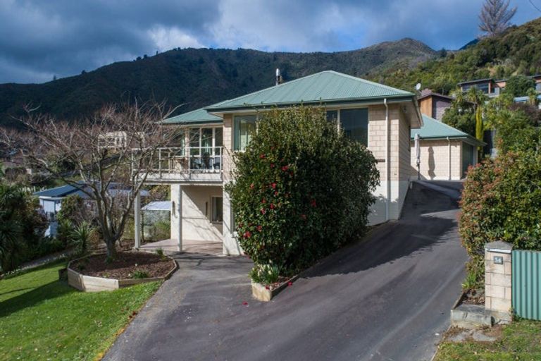 Photo of property in 34 Moana View Road, Waikawa, Picton, 7220