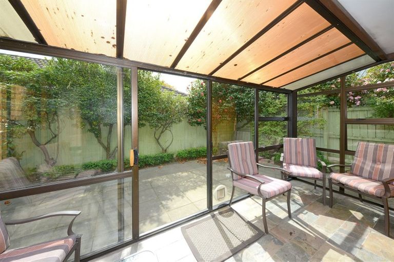 Photo of property in 2/11 Rubens Place, Burnside, Christchurch, 8053