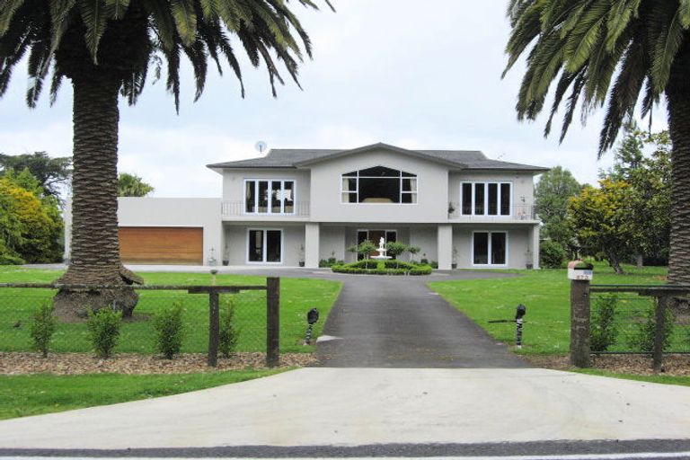 Photo of property in 873 Waitakere Road, Kumeu, 0891