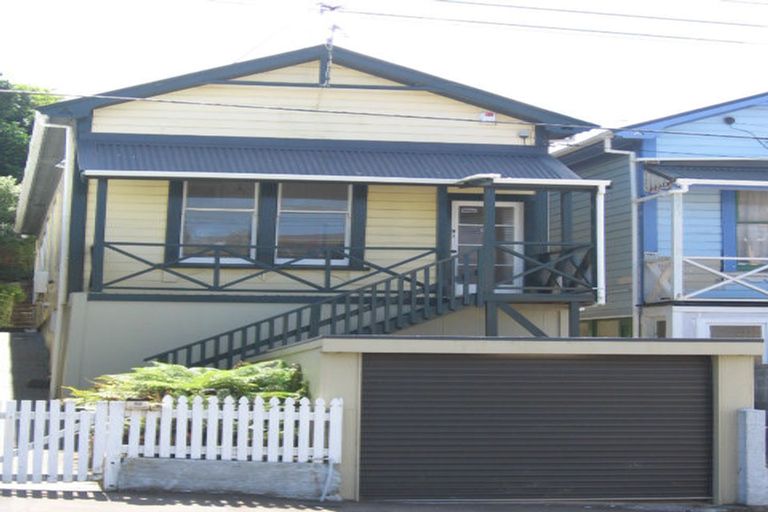 Photo of property in 32 Rolleston Street, Mount Cook, Wellington, 6021