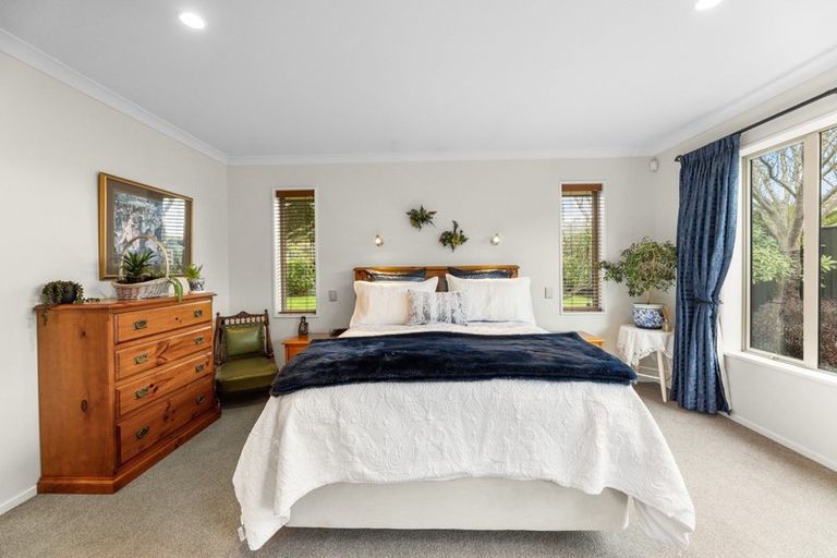 Photo of property in 92 Willowview Drive, Redwood, Christchurch, 8051