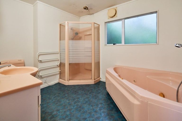 Photo of property in 20 Magnolia Grove, Maungaraki, Lower Hutt, 5010