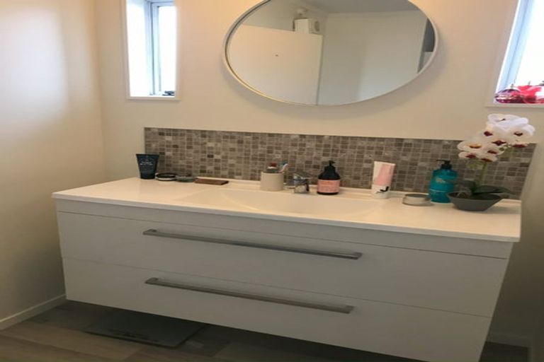 Photo of property in 1/28 Rewarewa Road, Te Atatu Peninsula, Auckland, 0610