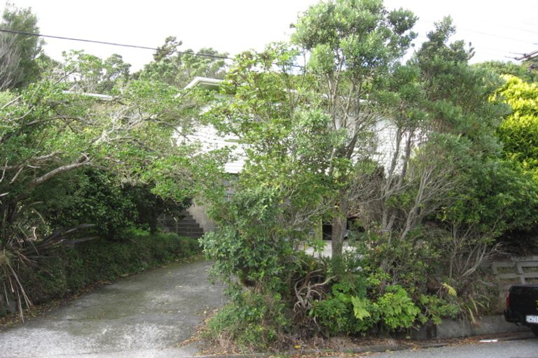 Photo of property in 14 Longcroft Terrace, Newlands, Wellington, 6037