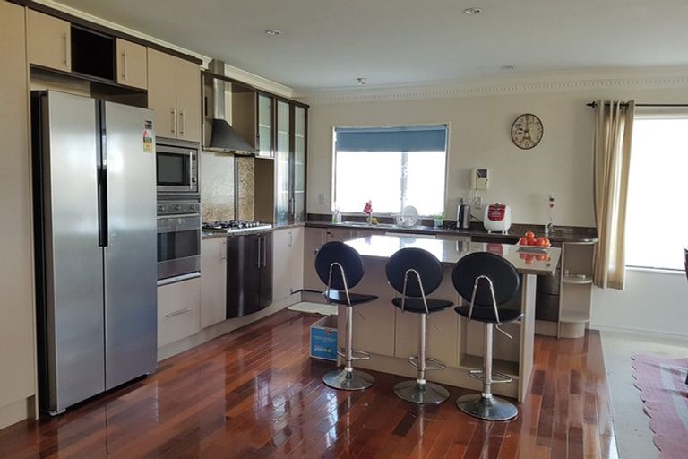 Photo of property in 2 Graham Collins Drive, Windsor Park, Auckland, 0632