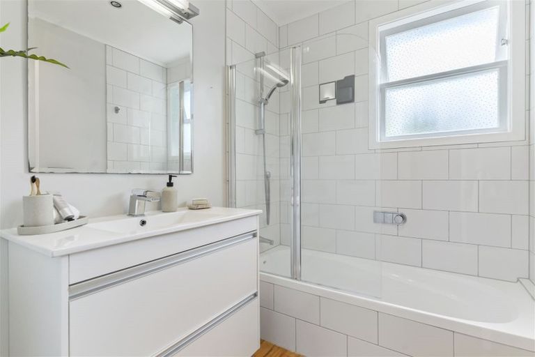 Photo of property in 22 Bayside Avenue, Te Atatu Peninsula, Auckland, 0610