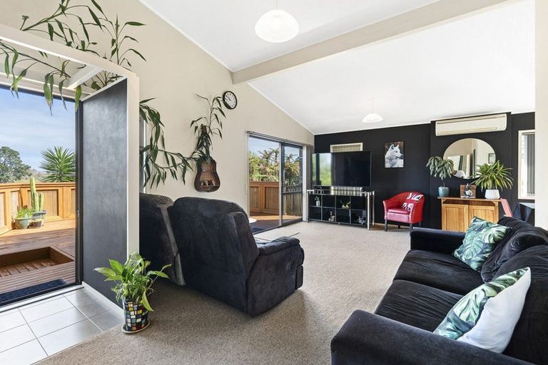 Photo of property in 100 Heta Road, Highlands Park, New Plymouth, 4312