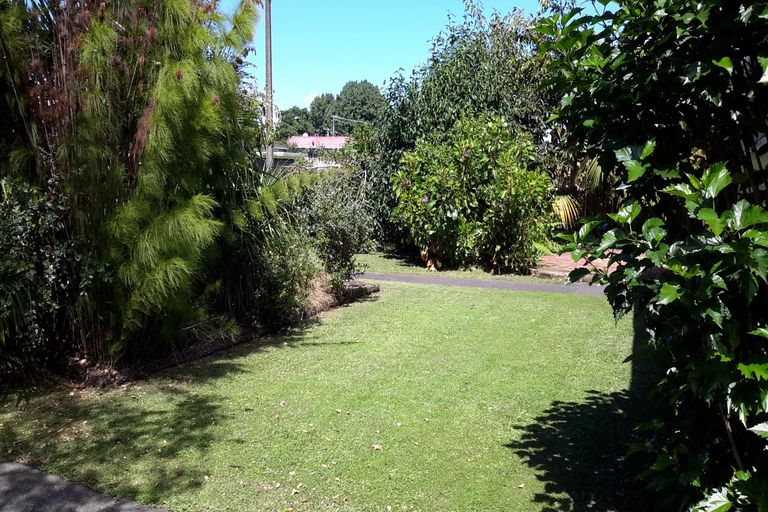 Photo of property in 10 Kaumatua Place, Te Atatu Peninsula, Auckland, 0610