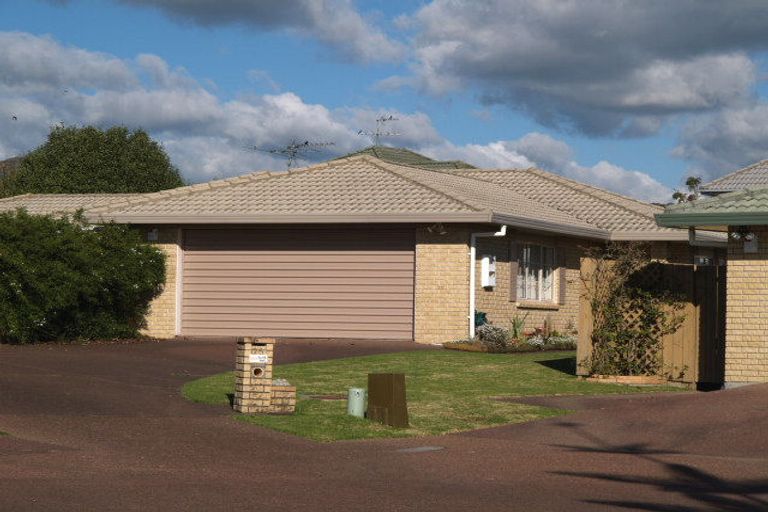 Photo of property in 25 John Lister Close, Golflands, Auckland, 2013