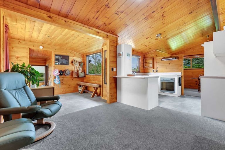 Photo of property in 1 Tupara Crescent, Kawaha Point, Rotorua, 3010