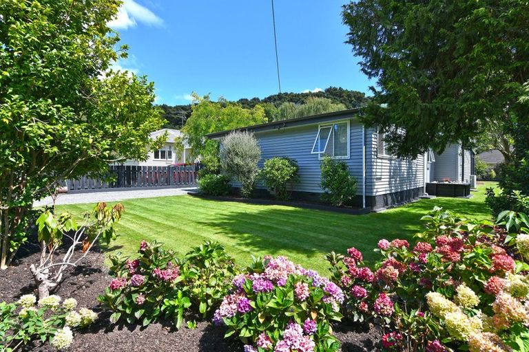Photo of property in 4 Pinehaven Road, Pinehaven, Upper Hutt, 5019