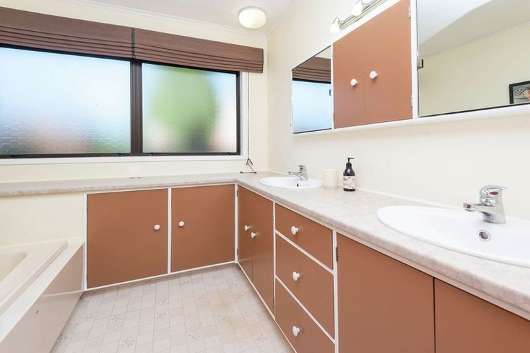 Photo of property in 18 Sheralee Place, Bucklands Beach, Auckland, 2014