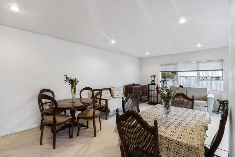 Photo of property in 19c Beach Road, Te Atatu Peninsula, Auckland, 0610