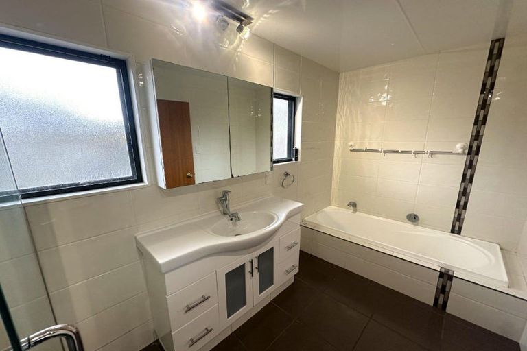 Photo of property in 4a Brett Place, Takaro, Palmerston North, 4412