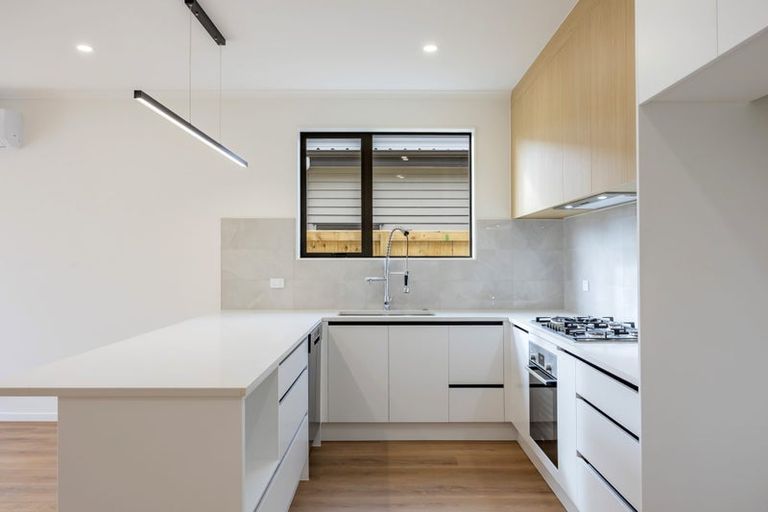 Photo of property in 17 Cara Avenue, Kumeu, 0810