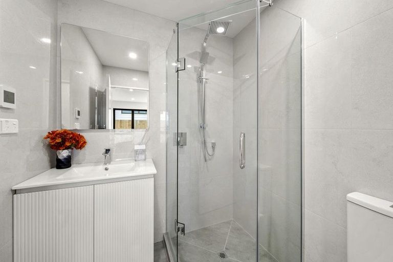 Photo of property in 5/1088 Beach Road, Torbay, Auckland, 0630