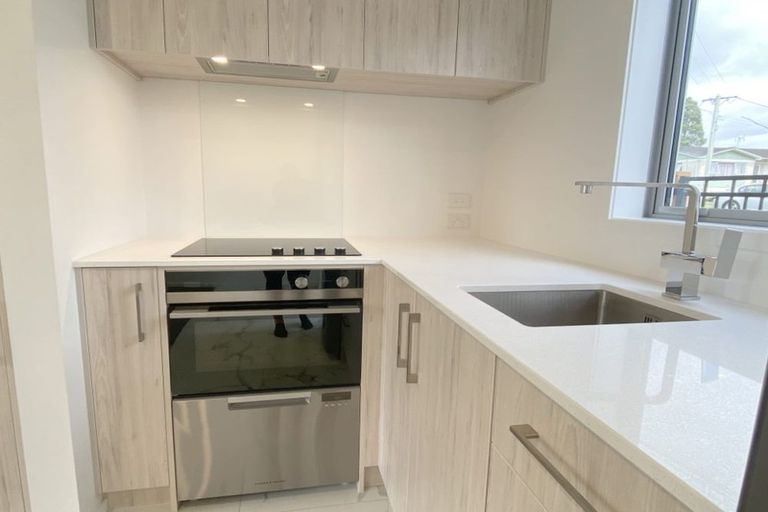 Photo of property in 2/7 Flanshaw Road, Te Atatu South, Auckland, 0610