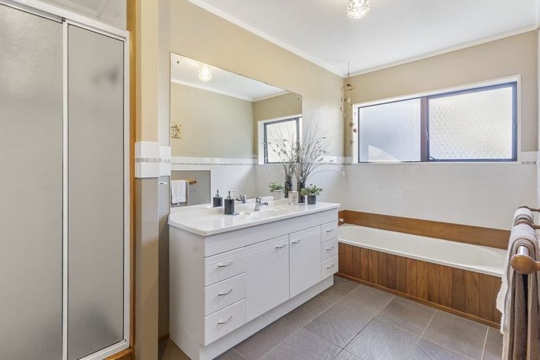 Photo of property in 33 Channing Crescent, Botany Downs, Auckland, 2010