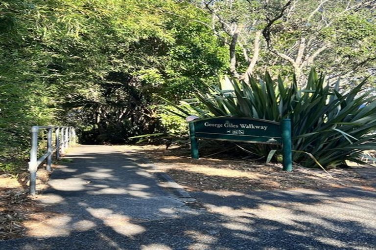 Photo of property in 23 Telephone Road, Birkenhead, Auckland, 0626