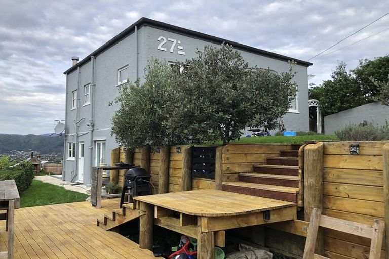 Photo of property in 27 Miromiro Road, Normandale, Lower Hutt, 5010