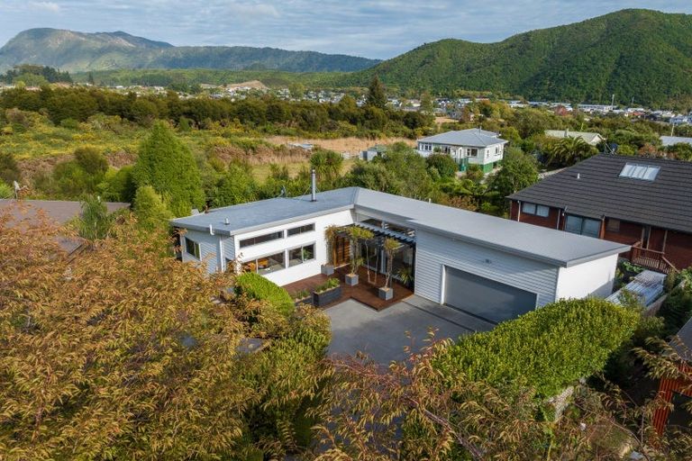 Photo of property in 24 Waimarama Street, Waikawa, Picton, 7220