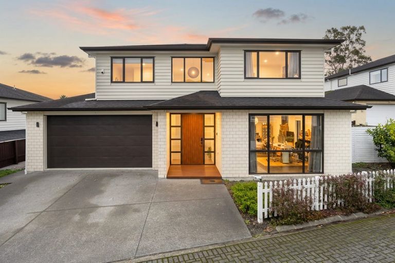 Photo of property in 19a Northcross Drive, Oteha, Auckland, 0632